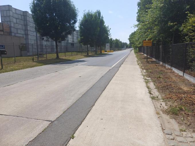 Aan de grens met Ardooie gaat de weg met betonplaten over in een nieuw gegoten weg.