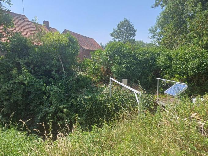 De snelheid van de motor moet net voor het einde van de dodelijke rit nog enorm hoog geweest zijn, motor en de jongedame erop overbrugden eerst een beek van een drietal meter om dan dwars door struiken en omheining heen te knallen tot in de tuin van de woning.