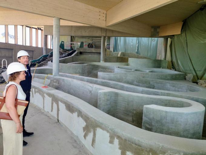 Schepen Vicky Dereere en diensthoofd beleidsondersteuning Steve Dobbelaere keuren de contouren van de wildwaterbaan.