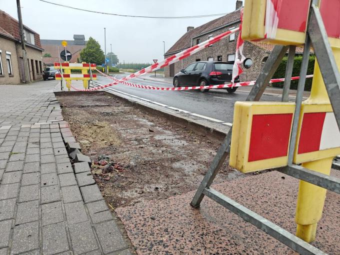 De aanhoudende hitte zorgt voor problemen op de weg. In Poperinge werd ondertussen al melding gemaakt van meerdere locaties zoals waaronder op de Provenseweg.