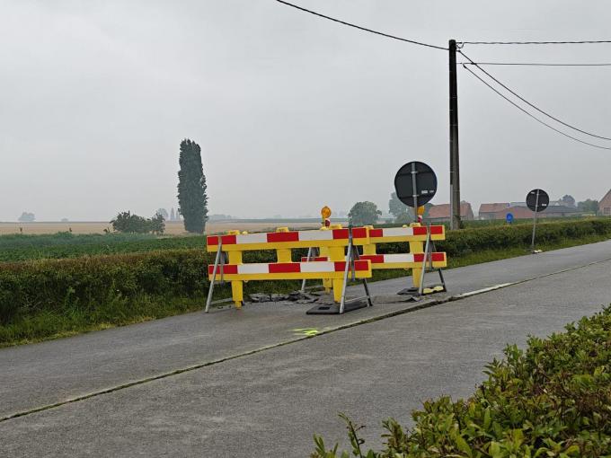 De aanhoudende hitte zorgt voor problemen op de weg. In Poperinge werd ondertussen al melding gemaakt van meerdere locaties zoals waaronder op de Douvieweg.