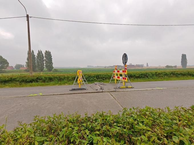 De aanhoudende hitte zorgt voor problemen op de weg. In Poperinge werd ondertussen al melding gemaakt van meerdere locaties zoals waaronder op de Douvieweg.