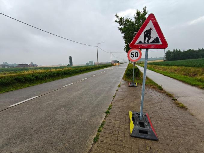 De aanhoudende hitte zorgt voor problemen op de weg. In Poperinge werd ondertussen al melding gemaakt van meerdere locaties zoals waaronder op de Douvieweg.
