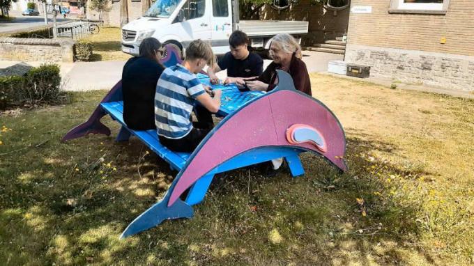 De eerste tafel werd geplaatst aan het voormalige Fatimaklooster, huidige Oranjehuis. De volgende tafel is gepland in Rollegem in het park, tijdens de Rollofeesten.