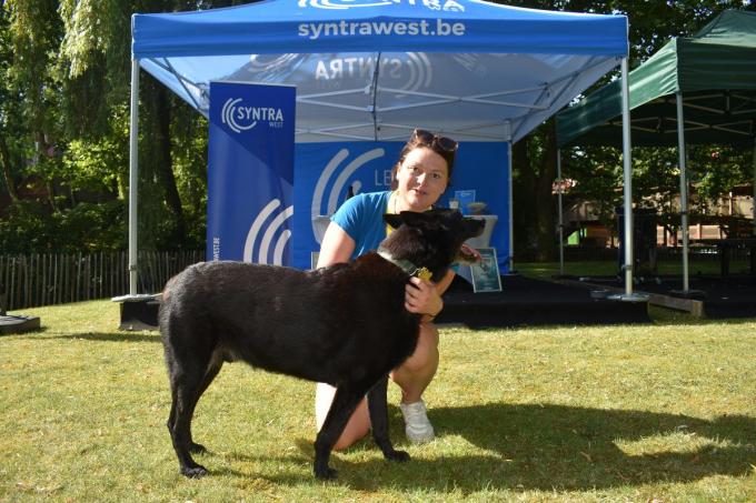 Lissa Van Hecke van Syntra Brugge met Woofer. (Foto TOGH)