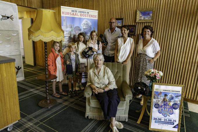 Centraal Danni Heylen die alles insprak, samen met verantwoordelijken Kursaal Oostende, schepen Niko Geldhof en enkele gelukkige kids uit Kruibeke.