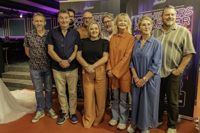 De cast met ook Charline (vooraan, derde van links) erbij.