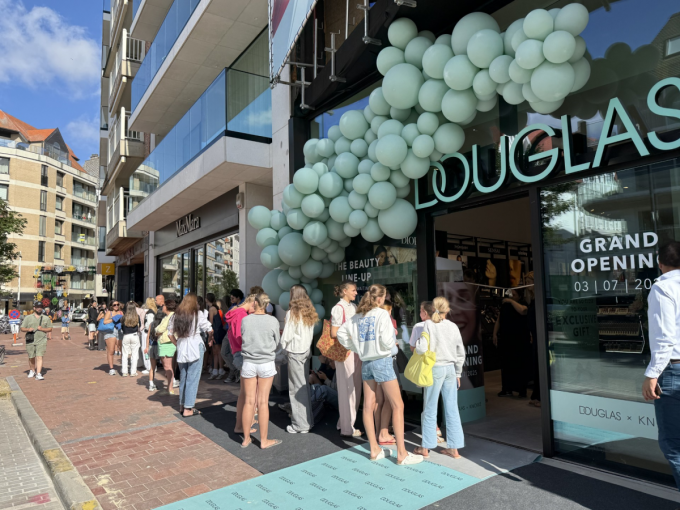 Nog voor de opening stonden de mensen al in een rij aan te schuiven.