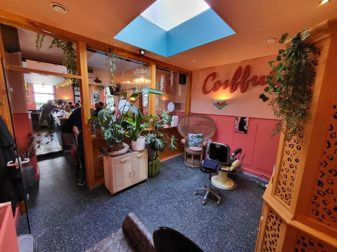 Sarah’s Haircut Shop bevindt zich achteraan in het café.