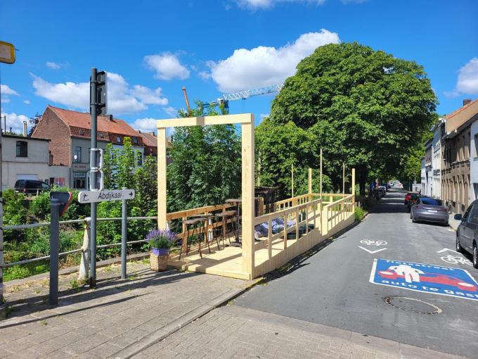 Buiten, vlak langs het kanaal Bossuit-Kortrijk, installeerde Sarah een houten terras.