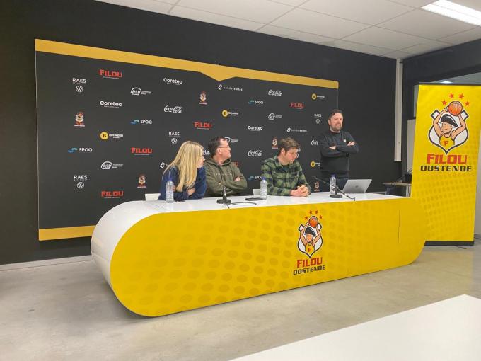 Pieter De Wulf (rechtstaand) tijdens de persconferentie van de grootse comedyshows van Jana, Arnout en Hans in COREtec Dôme in Oostende.