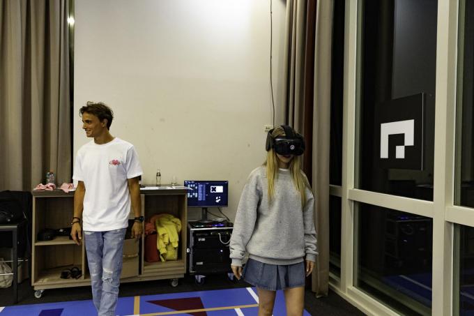 Camille begint aan het traject, Dino wacht nog op zijn VR-bril.