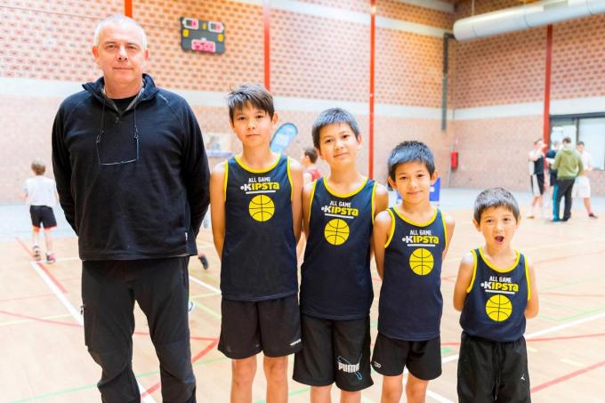 De trotse vader heeft vier zonen die basketten bij Oostkamp.