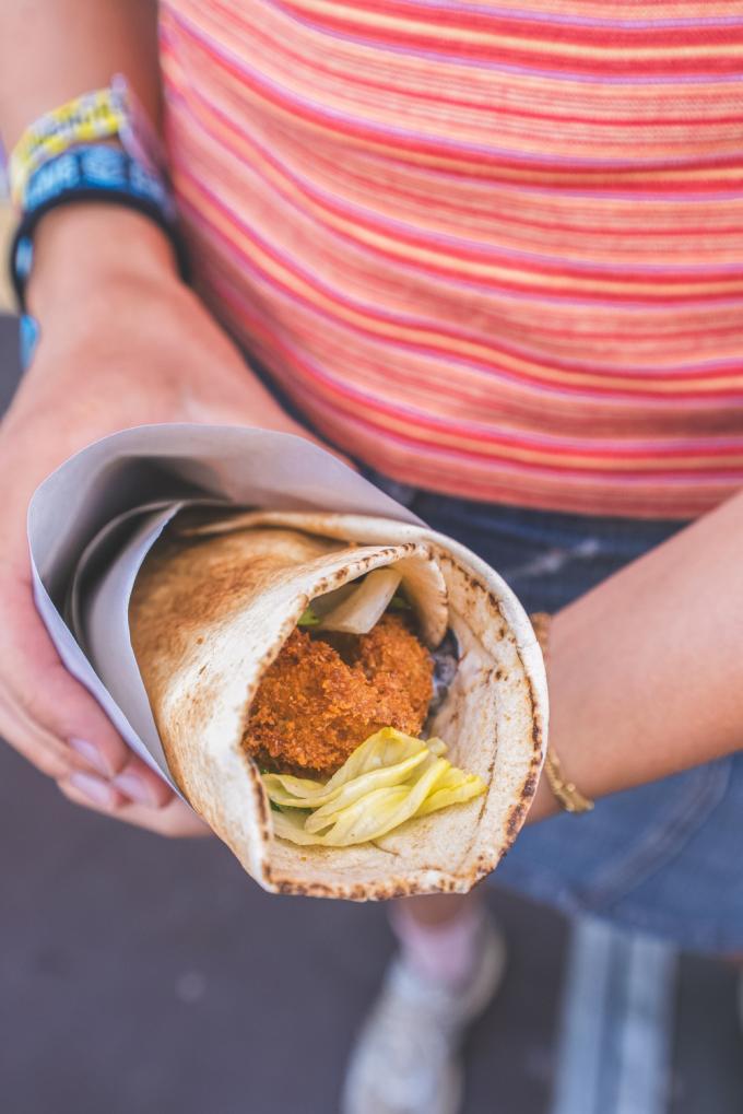 Falafel wrap met extra aubergine van Yalla Yalla
