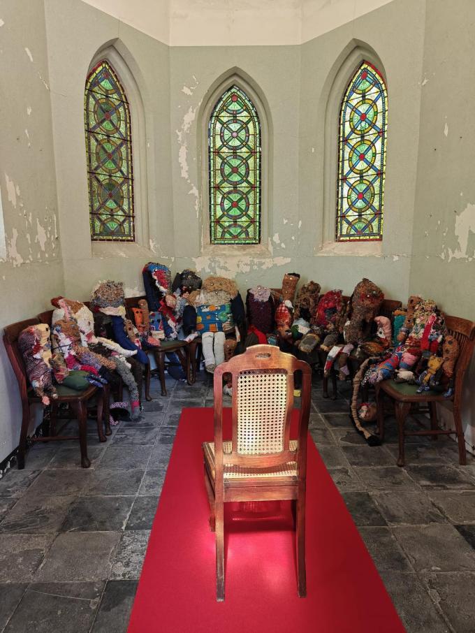 Kasteel De Lovie en het omliggende park worden van 5 juli tot 21 september het decor voor ‘Crip Stories. Kunst nabij en over de grens’.