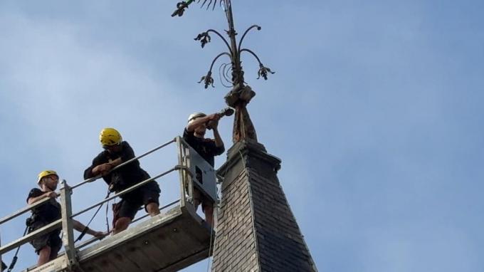 Met een kraan en een lift, die tot 65 meter hoog reikte, werd het kruis in fases verwijderd.