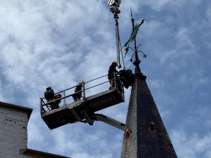 Met een kraan en een lift, die tot 65 meter hoog reikte, werd het kruis in fases verwijderd.