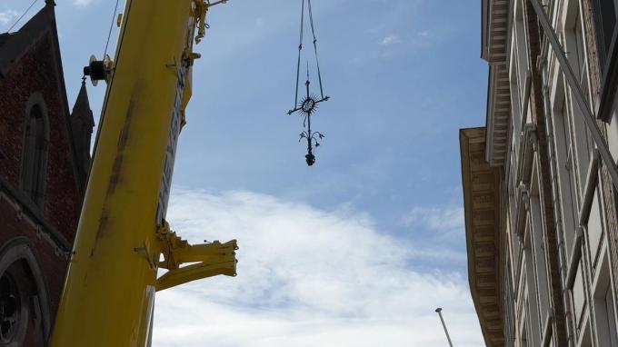 Met een kraan en een lift, die tot 65 meter hoog reikte, werd het kruis in fases verwijderd.
