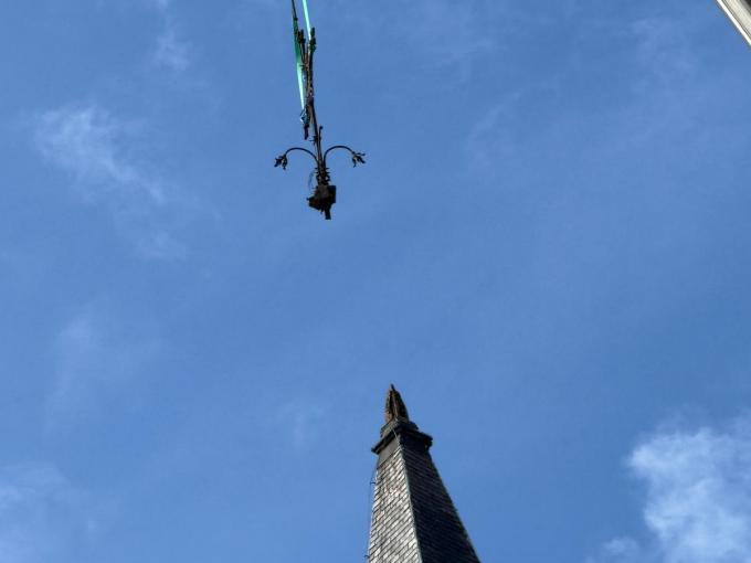 Met een kraan en een lift, die tot 65 meter hoog reikte, werd het kruis in fases verwijderd.