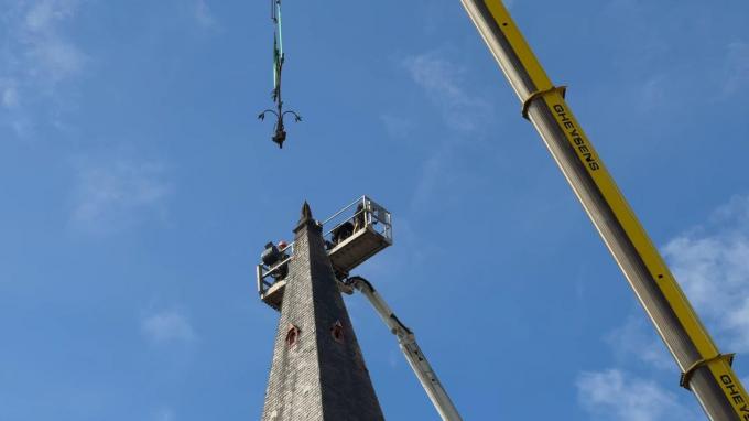 Met een kraan en een lift, die tot 65 meter hoog reikte, werd het kruis in fases verwijderd.
