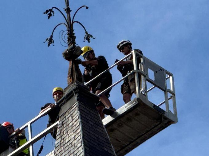 Met een kraan en een lift, die tot 65 meter hoog reikte, werd het kruis in fases verwijderd.