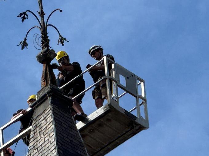 Met een kraan en een lift, die tot 65 meter hoog reikte, werd het kruis in fases verwijderd.