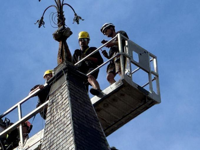 Met een kraan en een lift, die tot 65 meter hoog reikte, werd het kruis in fases verwijderd.