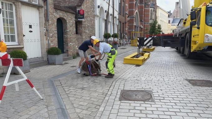 Met een kraan en een lift, die tot 65 meter hoog reikte, werd het kruis in fases verwijderd.