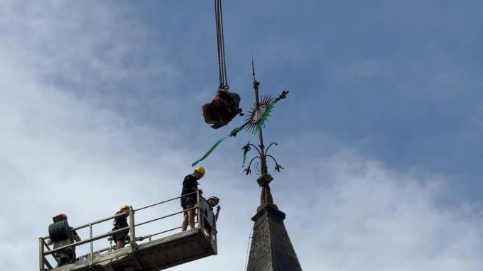 Met een kraan en een lift, die tot 65 meter hoog reikte, werd het kruis in fases verwijderd.