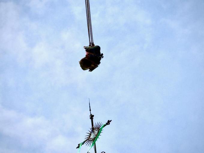 Met een kraan en een lift, die tot 65 meter hoog reikte, werd het kruis in fases verwijderd.