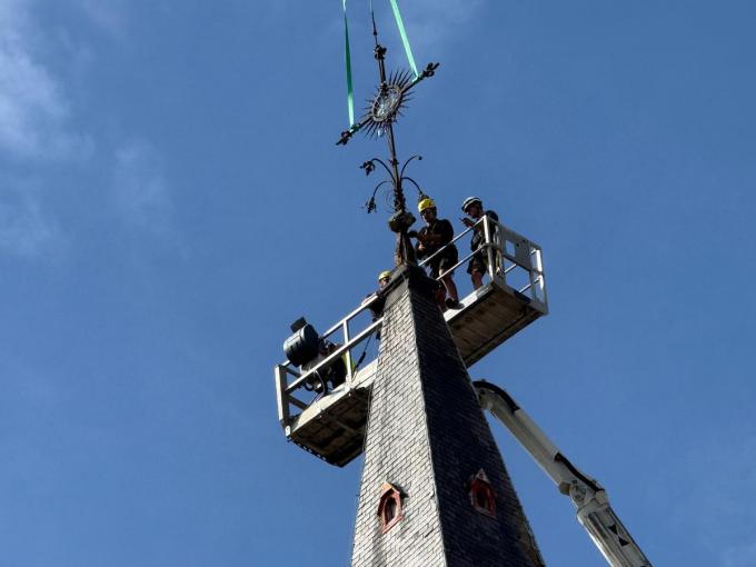 Met een kraan en een lift, die tot 65 meter hoog reikte, werd het kruis in fases verwijderd.