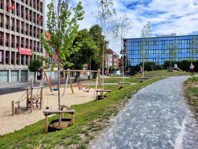 De bovengrondse parking op het Conservatoriumplein maakte plaats voor groen en een speeltuin.
