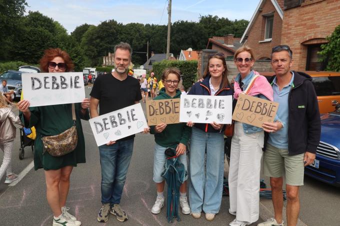 Het gezelschap deed dat met kartonnen bordjes met daarop de naam Debbie.