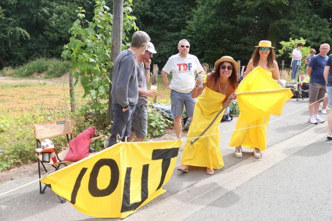 Twee dames, Nathalie en Manuella, uit het Noord-Franse Fournes-en-Weppes hadden zich volledig in het geel uitgedost. Ze hadden ook een geel spandoek bij met daarop de naam van Wout van Aert. “Onze wens? Dat Wout straks in het geel mag rijden.”