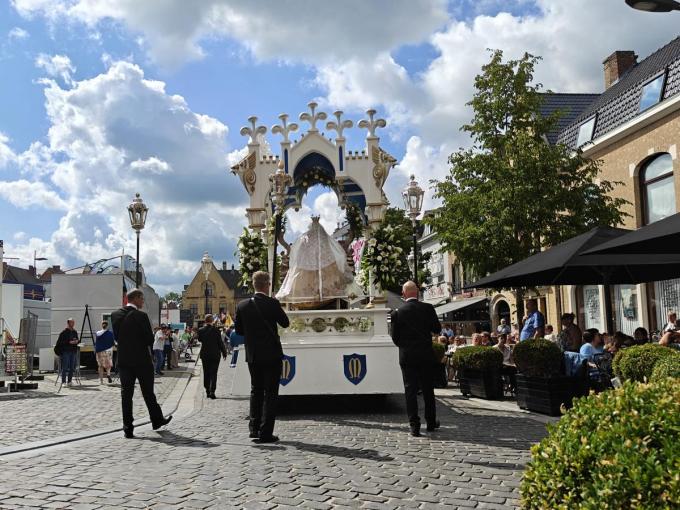 De processie kon zondag door de Poperingse straten trekken.