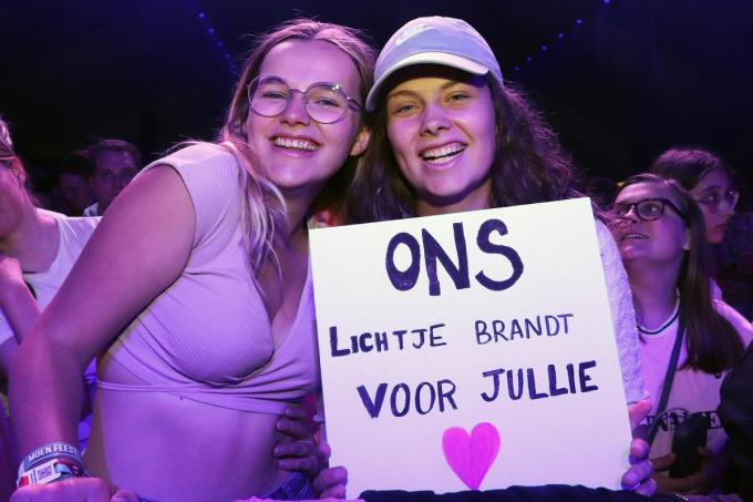 Laura De Bruyne en Charissa Van Puymbroeck maakten een bord met daarop ‘Ons lichtje brandt voor jullie’.