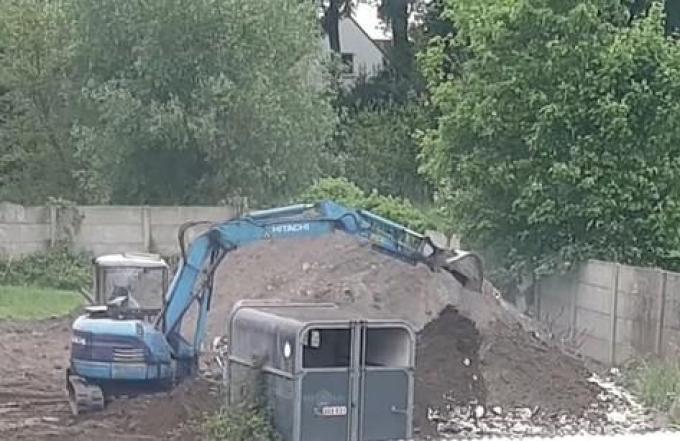 Met een kraan werd het afval vermengd met ander puin.