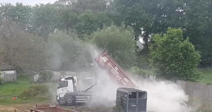 Het verdachte witte stof waaide hoog op.