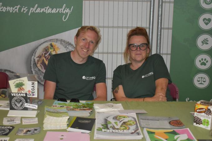 Steve Noyelle en Soetkin Claeys van ProVeg Westhoek. (Foto TOGH)