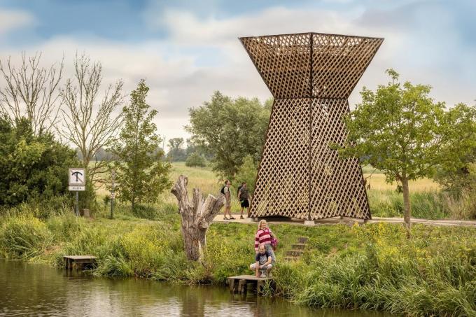 De nieuwe uitkijktoren aan de Knokkebrug in Houthulst.