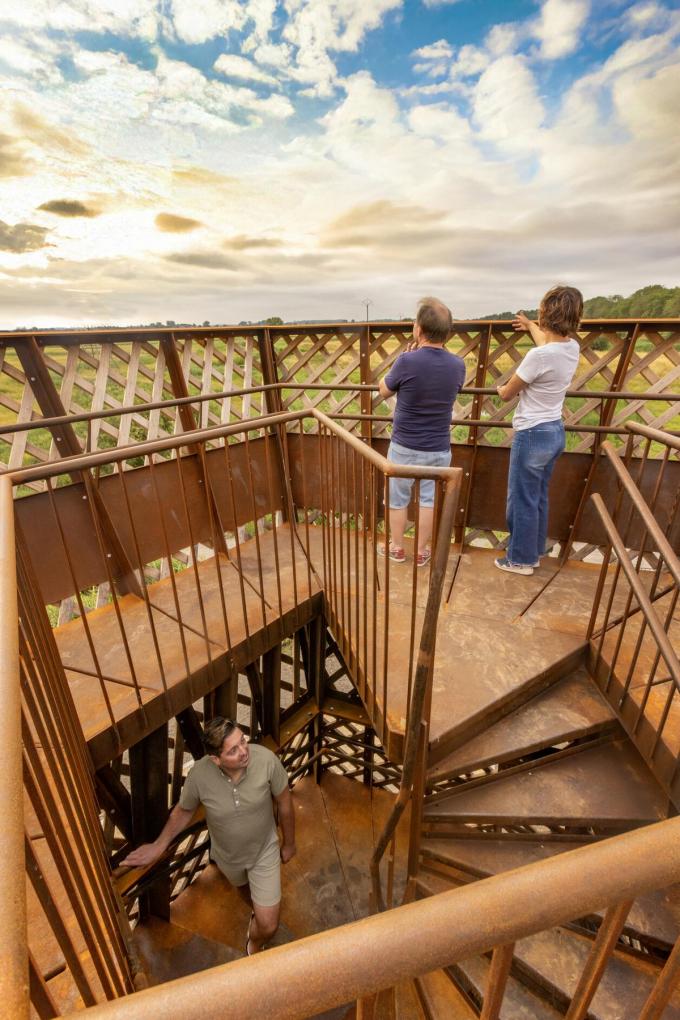 Vanop de toren krijgen bezoekers een indrukwekkend panorama over het overstromingsgebied van de IJzerbroeken en het natuurgebied De Blankaart.