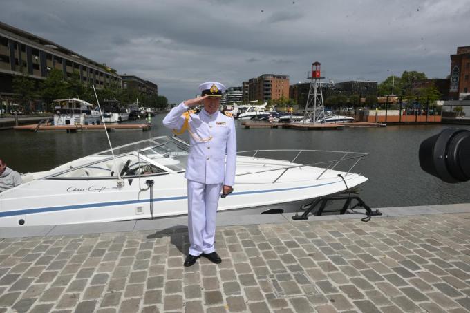 De kapitein groet U!