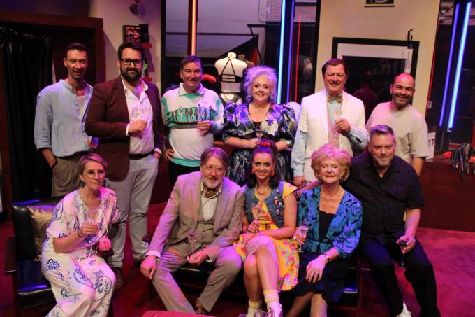 De cast, samen met tekstschrijvers, enz.