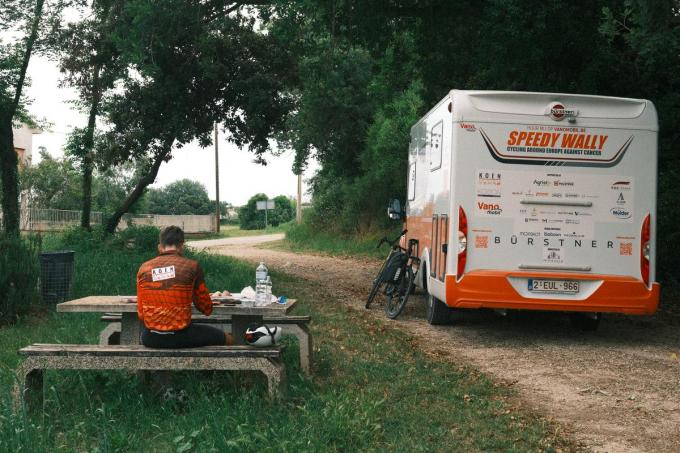 Meestal alleen op de fiets én tijdens de maaltijden, mentaal was het een zware uitdaging voor Jelle.
