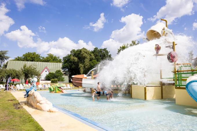 Enkele kinderen krijgen massa's water over het hoofd op de Aqua Splash.