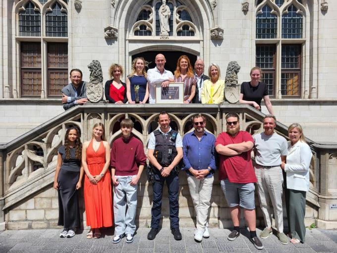 Terug in Kortrijk werden cast en makers feestelijk ontvangen op het stadhuis, waar ze in primeur de trailer van de film toonden.