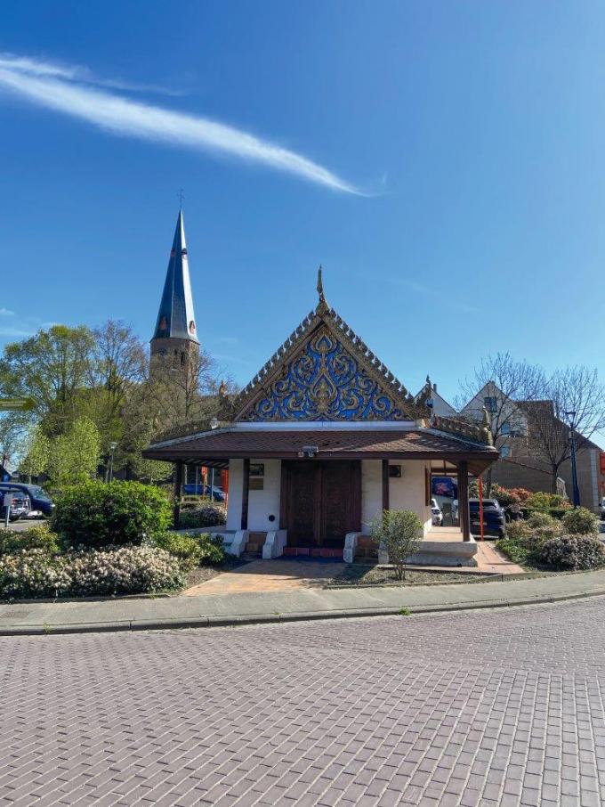 De Thaise elektriciteitscabine staat in hartje Koekelare.