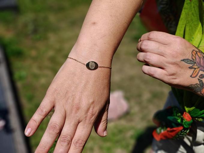 “Ik heb een armbandje met de vingerafdruk van mijn grootmoeder laten maken. Die verbinding is voor eeuwig en niemand kan dat stelen.”