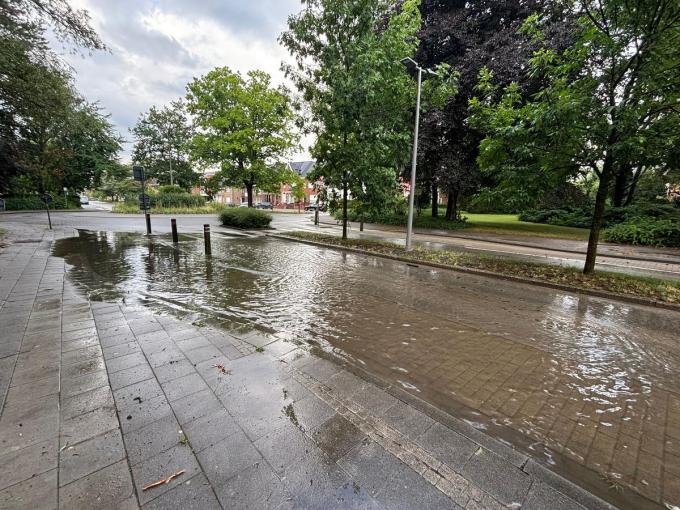 De straat bij het rondpunt stond al snel blank.