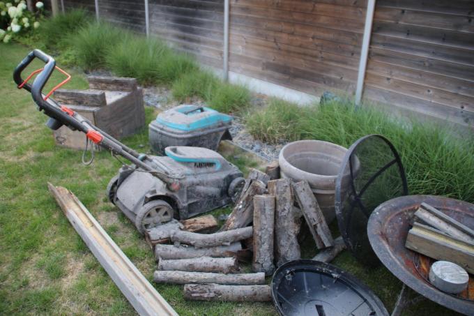 Grasmachine, vuurkorf, aanmaakhout... Het is allemaal rijp voor de schroothoop of volledig onbruikbaar.